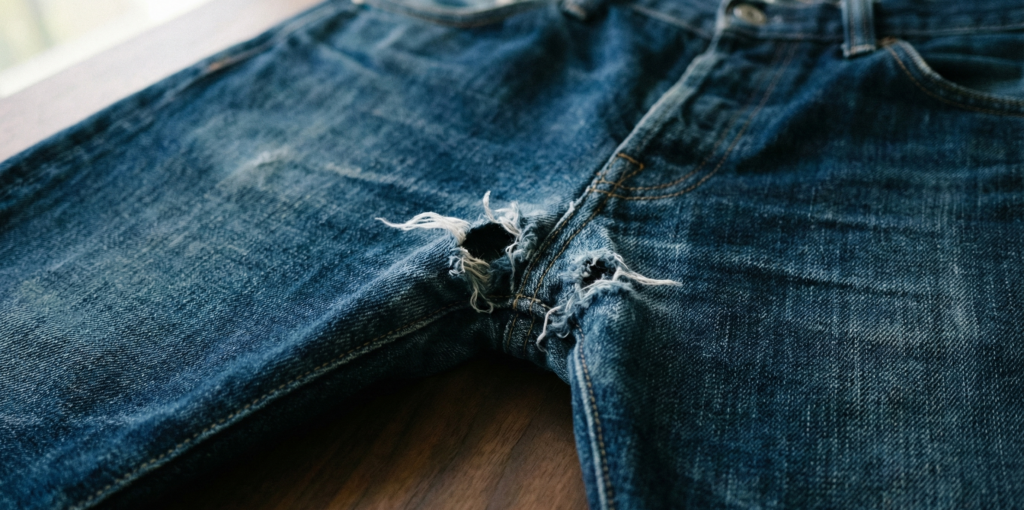 Tejido vaquero roto bajo lupa macro textil